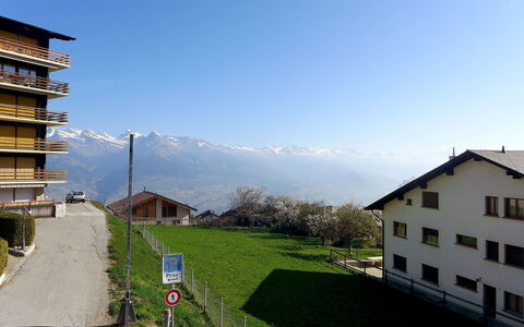 Cerisiers Hrez: Property, Sky, Architecture, Residential Area, Building, House, Real Estate, Mountain, Hill Station, Mountain Range