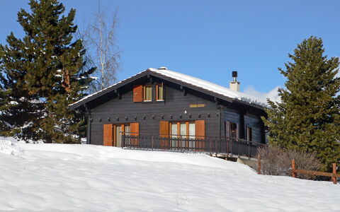 Peer Gynt: Sky, Snow, Property, Building, Tree, House, Window, Larch, Slope, Cottage