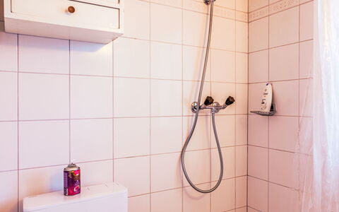 Jolimont J4: Plumbing Fixture, Bathroom, Flooring, Floor, Plumbing, Interior Design, Shower, Tap, Shower Head, Room