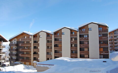 Nendaz 830: Sky, Building, Daytime, Property, Window, Snow, Urban Design, House, Condominium, Freezing