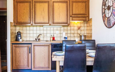 Accommodation:&nbsp;Ambassador Ii Apt 13 831.5