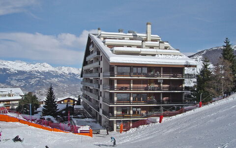 Nendaz 840: Sky, Cloud, Snow, Building, Mountain, Slope, House, Tree, Leisure, Mountainous Landforms