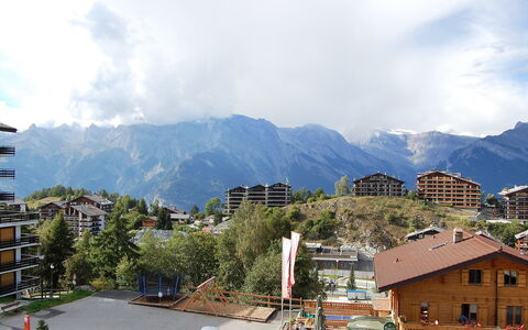 Bel Alp D3: Sky, Hill Station, Mountainous Landforms, Town, Mountain, Urban Area, Human Settlement, Residential Area, Cloud, Daytime