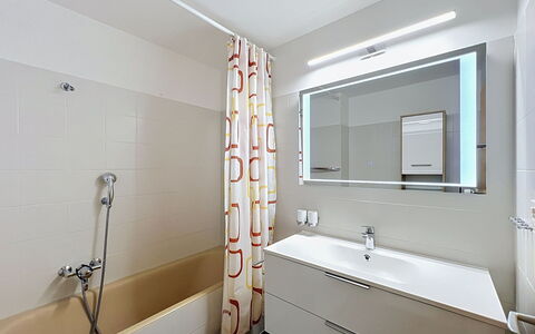 Diana E2: Plumbing Fixture, Interior Design, Flooring, Wall, Bathroom, Floor, Tap, Plumbing, Bathroom Sink, Ceiling