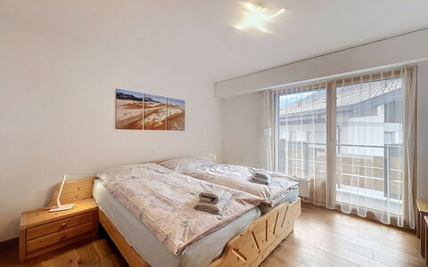 Diana E2: Wood, Bedroom, Interior Design, Bed, Floor, Bed Sheet, Bedding, Ceiling, Room, Apartment