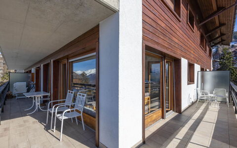 Nendaz 890: Building, Wood, Interior Design, Floor, Flooring, Shade, Chair, Hardwood, Real Estate, Beam