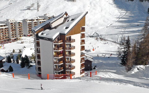 Siviez-Nendaz 400: Snow, Building, White, Mountain, Slope, Freezing, Outdoor Recreation, Window, House, Biome