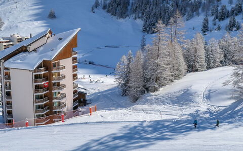 Siviez-Nendaz 400: Snow, Slope, Window, Building, Tree, Mountain, Outdoor Recreation, Freezing, Plant, Terrain
