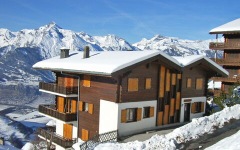 Les Bouillets: Sky, Building, Snow, Property, Mountain, Window, House, Slope, Architecture, Tree