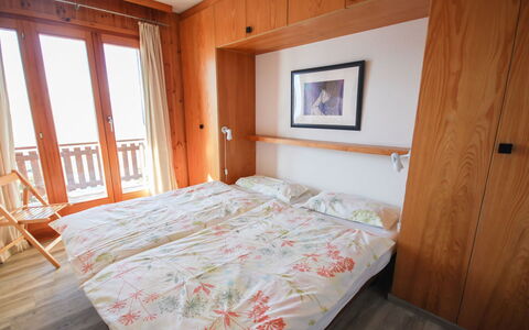 Les Bouillets: Bedroom, Bed, Room, Furniture, Property, Bed Sheet, Bed Frame, Floor, Bedding, Wall