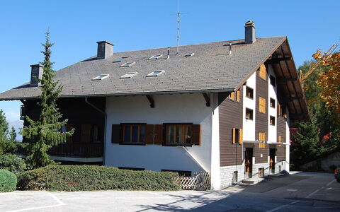 Bellevue l: Property, House, Building, Home, Roof, Architecture, Residential Area, Real Estate, Cottage, Rural Area