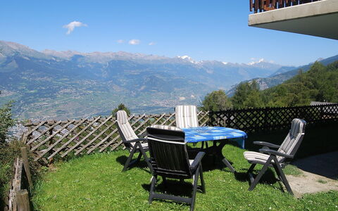 Bellevue l: Property, Mountain, Mountainous Landforms, Sky, Hill Station, Mountain Range, Grass, Table, Alps, Real Estate