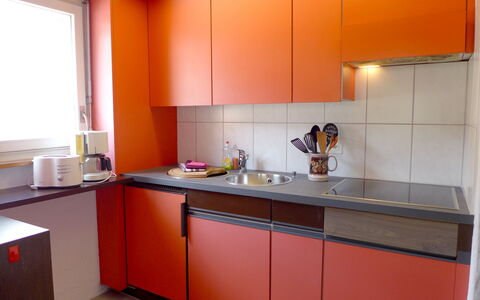 Harder: Cabinetry, Kitchen Sink, Countertop, Property, Tap, Sink, Kitchen Appliance, Kitchen Stove, Home Appliance, Kitchen