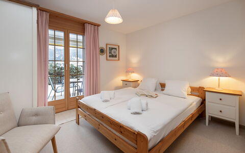 Chalet Hori: Furniture, Interior Design, Bed, Wood, Floor, Bedroom, Flooring, Ceiling, Bed Sheet, Room