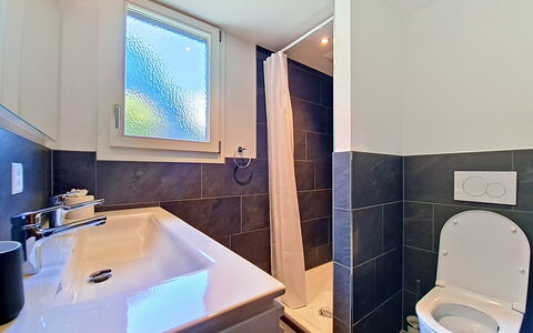 Egg-Isch: Bathroom, Plumbing Fixture, Flooring, Floor, Interior Design, Tap, Sink, Plumbing, Toilet, Bathroom Sink