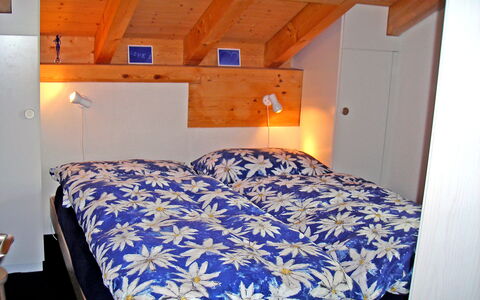 Steinbilla: Furniture, Property, Comfort, Cabinetry, Textile, Wood, Bed Frame, Interior Design, Lamp, Floor