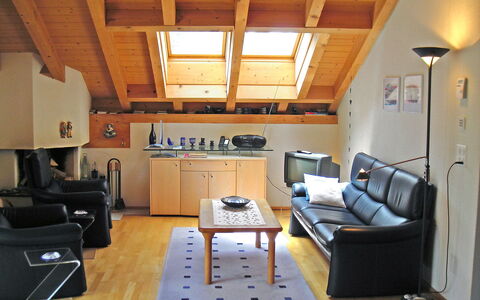 Steinbilla: Property, Furniture, Table, Couch, Wood, Interior Design, Flooring, Floor, Living Room, Hardwood