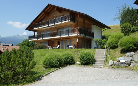 Steinbilla: Plant, Sky, Building, Window, House, Land Lot, Tree, Residential Area, Urban Design, Real Estate
