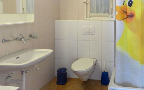 Chalet Holzwurm: Sink, Property, Mirror, Plumbing Fixture, Blue, Purple, Bathroom, Green, Toilet Seat