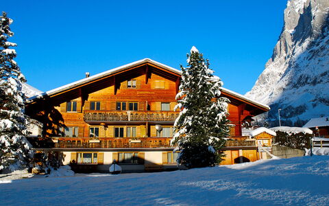 Chalet Chiebrendli: Building, Snow, Sky, Window, Tree, Plant, Mountain, Larch, House, Slope