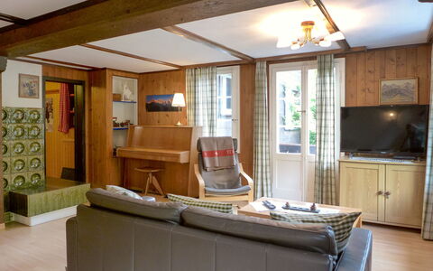 Stocki: Property, Wood, Building, Television, Interior Design, Picture Frame, Floor, Flooring, Wall, Living Room