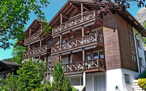 Wengen 110: Sky, Plant, Building, Daytime, Property, Window, Tree, Vegetation, Urban Design, Neighbourhood