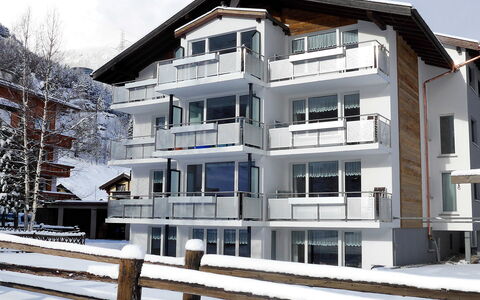 Saas-Grund 200: Building, Window, Sky, Snow, Urban Design, Tree, Neighbourhood, Wood, House, Residential Area