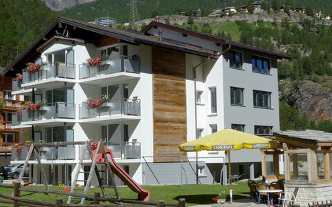 Saas-Grund 200: Building, Property, Window, Plant, Mountain, House, Urban Design, Residential Area, Leisure, Real Estate