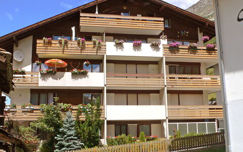 Täsch 130: Plant, Building, Sky, Property, Window, Cloud, Architecture, Neighbourhood, House, Residential Area