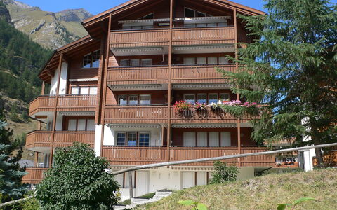 Zermatt 105: Building, Plant, Sky, Property, Window, Tree, Wood, House, Urban Design, Residential Area