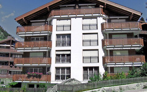 Orta: Building, Property, Sky, Window, Plant, Architecture, Urban Design, Residential Area, Facade, House