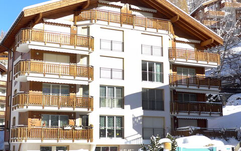 Orta: Property, Building, Apartment, House, Home, Real Estate, Condominium, Architecture, Residential Area, Mixed-Use
