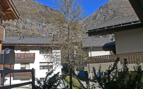 Luchre: Property, Building, Tree, House, Home, Sky, Architecture, Real Estate, Winter, Room