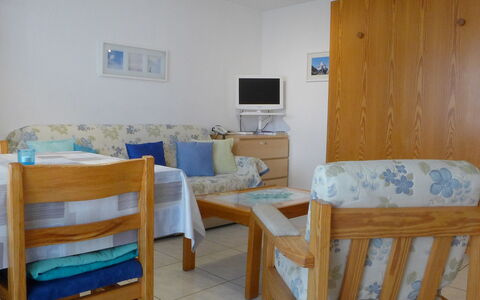 Luchre: Room, Furniture, Product, Property, Bed, Floor, Building, Hostel, Bed Sheet, Interior Design