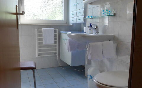Luchre: Bathroom, Room, Property, Tile, Plumbing Fixture, Floor, Toilet, Architecture, Interior Design, Sink