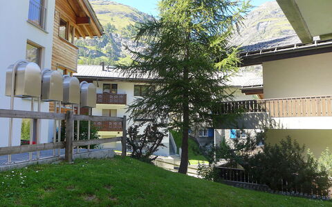 Luchre: Property, House, Tree, Building, Architecture, Real Estate, Home, Residential Area, Grass, Room