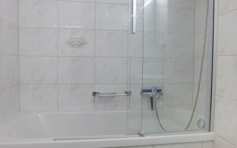 Zermatt 4: Plumbing Fixture, Property, Bathtub, Tap, Bathroom, Shower, Rectangle, Shower Head, Plumbing