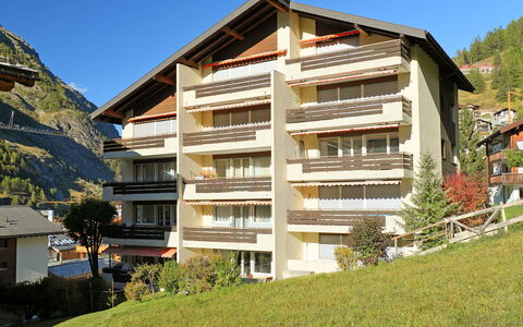 Zermatt 400: Plant, Sky, Building, Window, Tree, Mountain, House, Neighbourhood, Residential Area, Slope