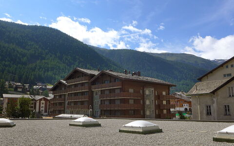 Viktoria B: Mountainous Landforms, Mountain, Mountain Village, Mountain Range, Property, Town, House, Alps, Roof, Highland