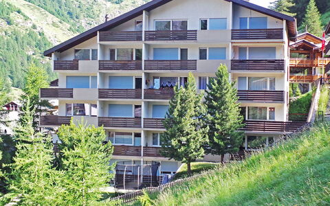 Kondor: Property, House, Building, Residential Area, Real Estate, Architecture, Home, Apartment, Neighbourhood, Tree