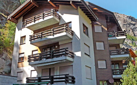 Bodmen a: Building, Sky, Window, Wood, House, Tree, Urban Design, Residential Area, Material Property, Real Estate