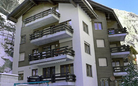 Bodmen a: Property, Building, Architecture, House, Apartment, Real Estate, Facade, Home, Condominium, Residential Area