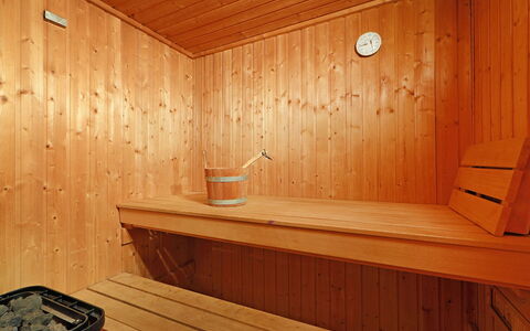 Bodmen a: Brown, Property, Wood, Interior Design, Wood Stain, Sauna, Wall, Flooring, Floor, Hardwood