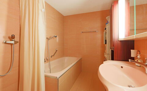 Bodmen a: Brown, Tap, Plumbing Fixture, Building, Bathtub, Property, Sink, Bathroom, Bathroom Sink