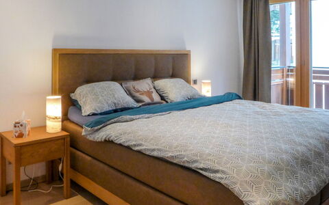 Breithorn: Furniture, Comfort, Table, Building, Azure, Wood, Bed Frame, Pillow, Shade, Lamp