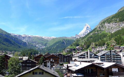 Granit: Mountainous Landforms, Mountain, Mountain Village, Mountain Range, Hill Station, Town, Alps, Sky, Human Settlement, Highland