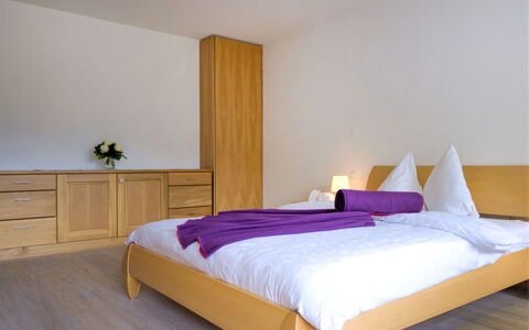 Granit: Furniture, Comfort, Wood, Building, Bed Frame, Cabinetry, Interior Design, Floor, Flooring, House