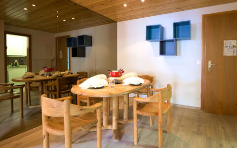 Granit: Table, Furniture, Property, Chair, Wood, Interior Design, Flooring, Floor, House, Wood Stain