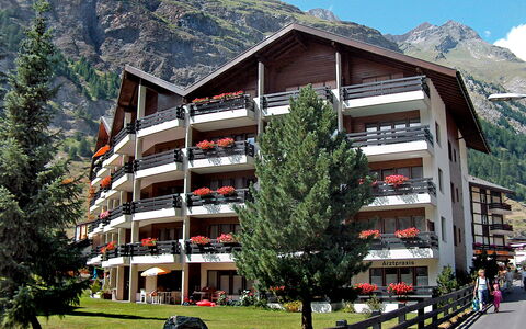 Zermatt 961: Mountain, Plant, Building, Sky, Tree, House, Slope, Urban Design, Natural Landscape, Residential Area