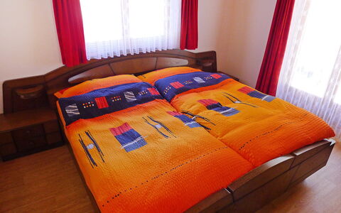 Christl: Bed Sheet, Bedding, Orange, Bedroom, Furniture, Bed, Property, Room, Bed Frame, Red
